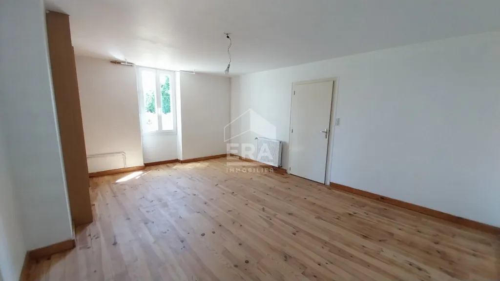 Pièces - Maison en Pierre avec Jardin près du Centre