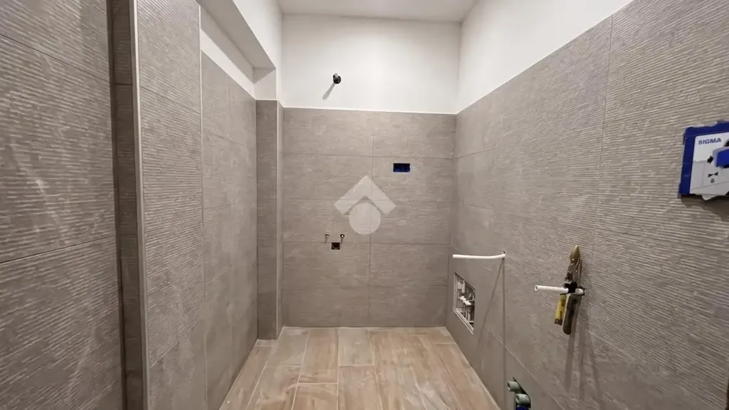 Salles de bain - Contemporary Trilocale in Viterbo's Historic Centre