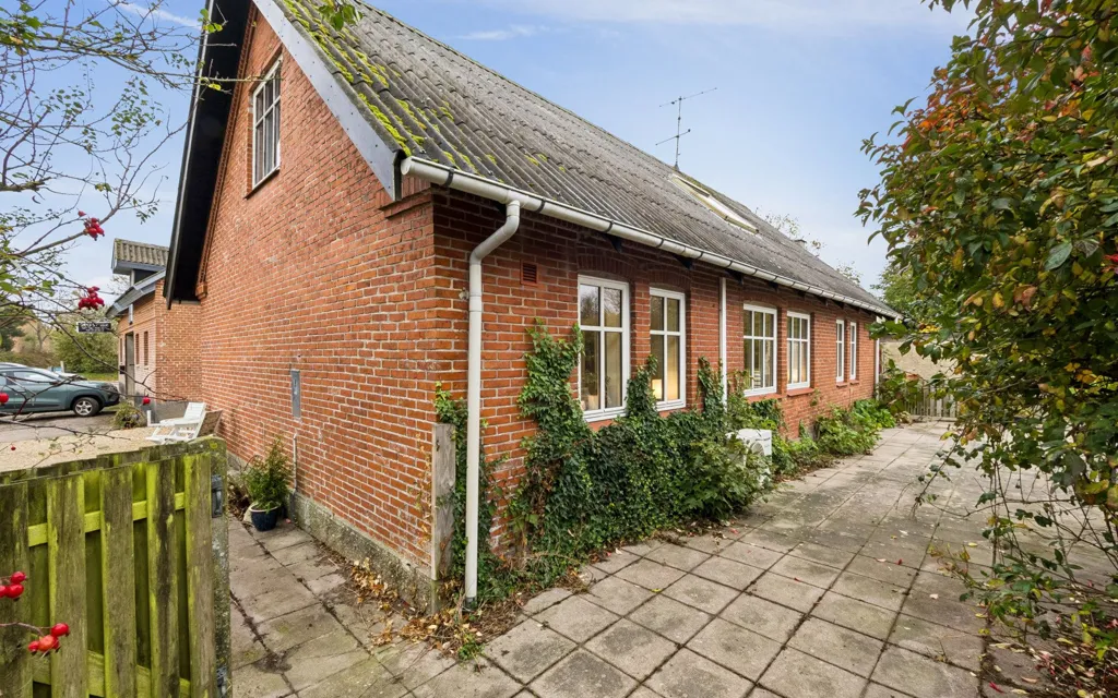 Exterior - 1917 Villa with Garden in Erslev