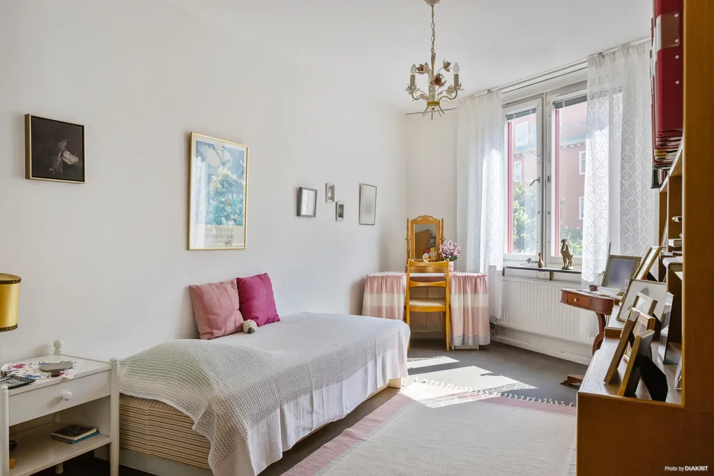 Magamistoad - Corner Apartment with Sunny Balcony at Karlaplan