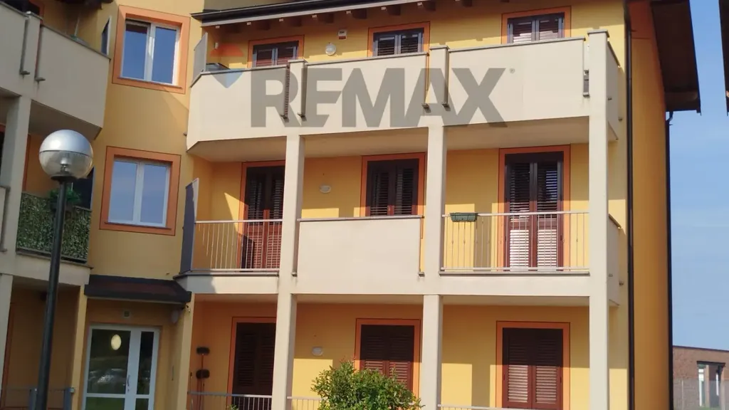 Välivaade - Modernised Triplex with Balcony in Vellezzo Bellini