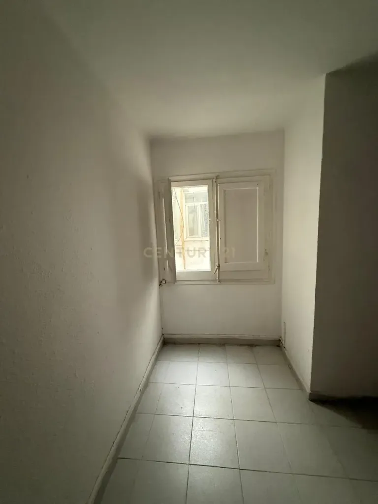 Pièces - Apartment with Balcony for Renovation in Centre