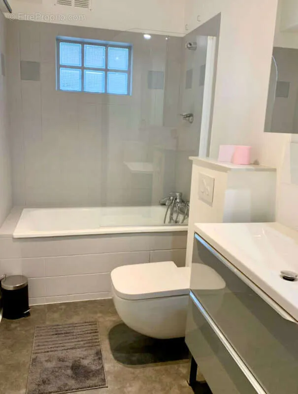 Bathrooms - Renovated Studio near Gare in Maisons-Laffitte