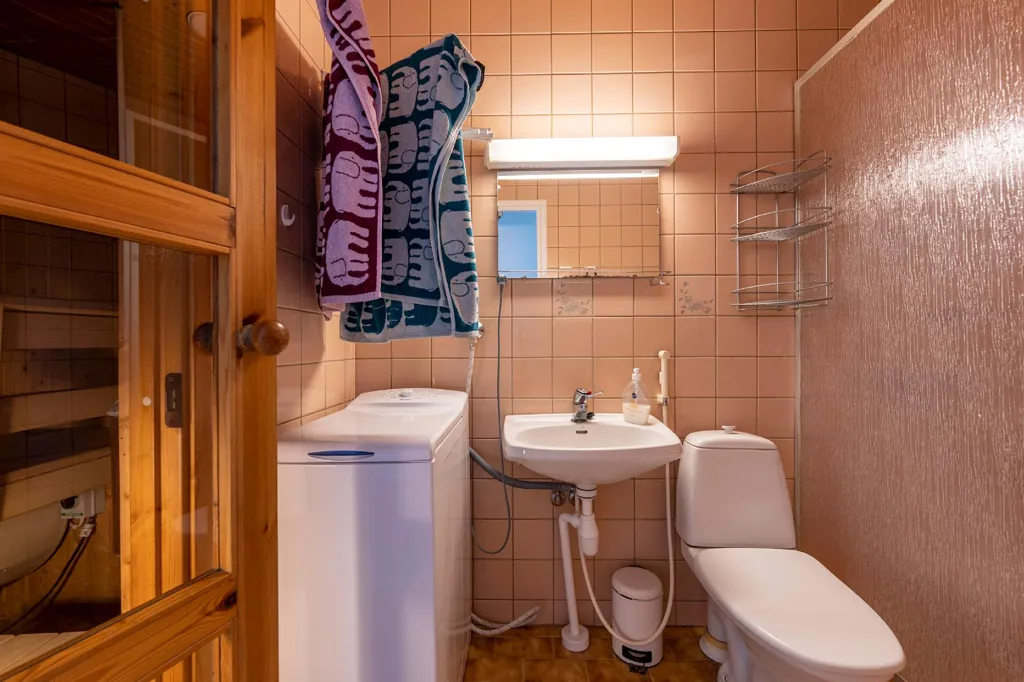 Bathrooms - Compact Terraced House with Garden in Nilsiä
