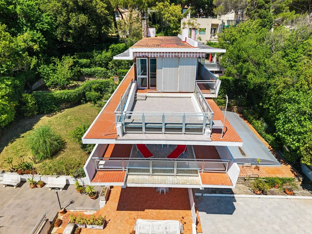 Vista aerea - Villa fronte mare con terrazze a Castiglioncello