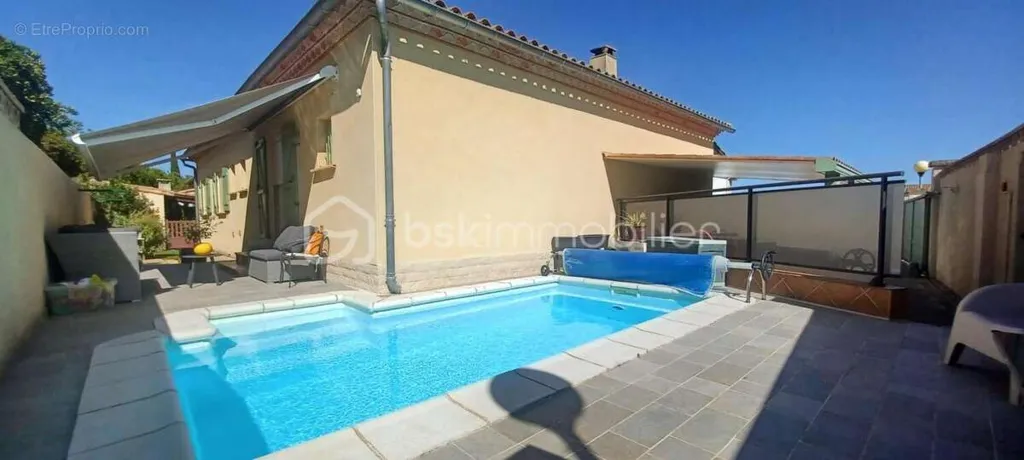 Piscine - Villa Traditionnelle avec Studio et Piscine à Vendre