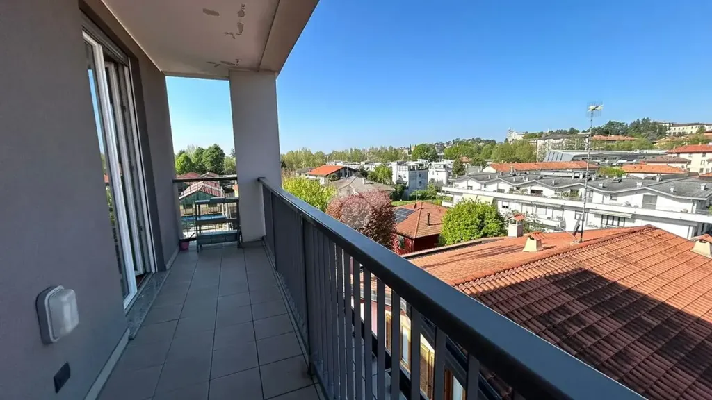 Rõdu - Modern Studio with Balcony in Cantù