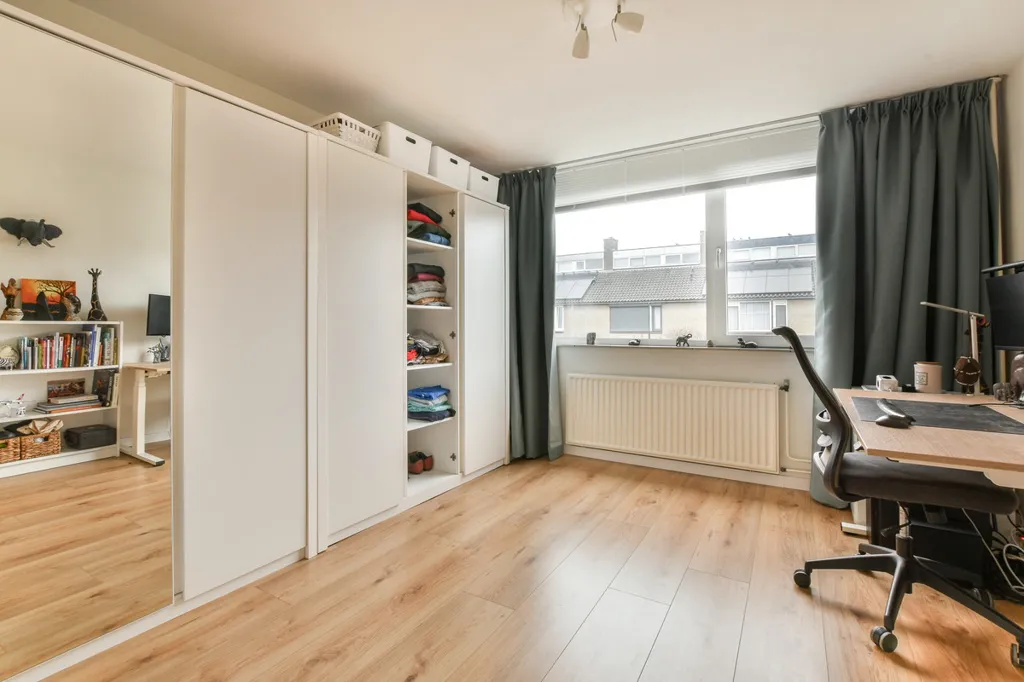 Office - Five-Bedroom Apartment with Garden in Utrecht