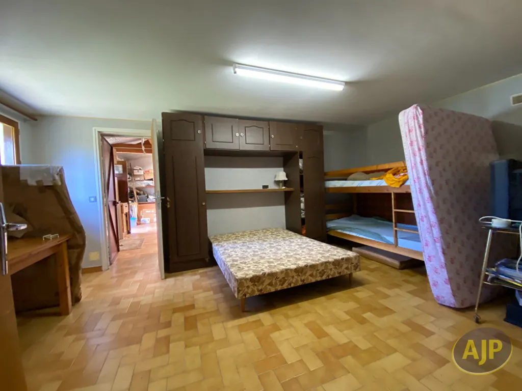 Chambres - Maison avec Dépendance et Atelier à Lège