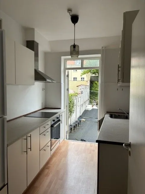 Köök - Bright Apartment with Garden Access in Town Centre