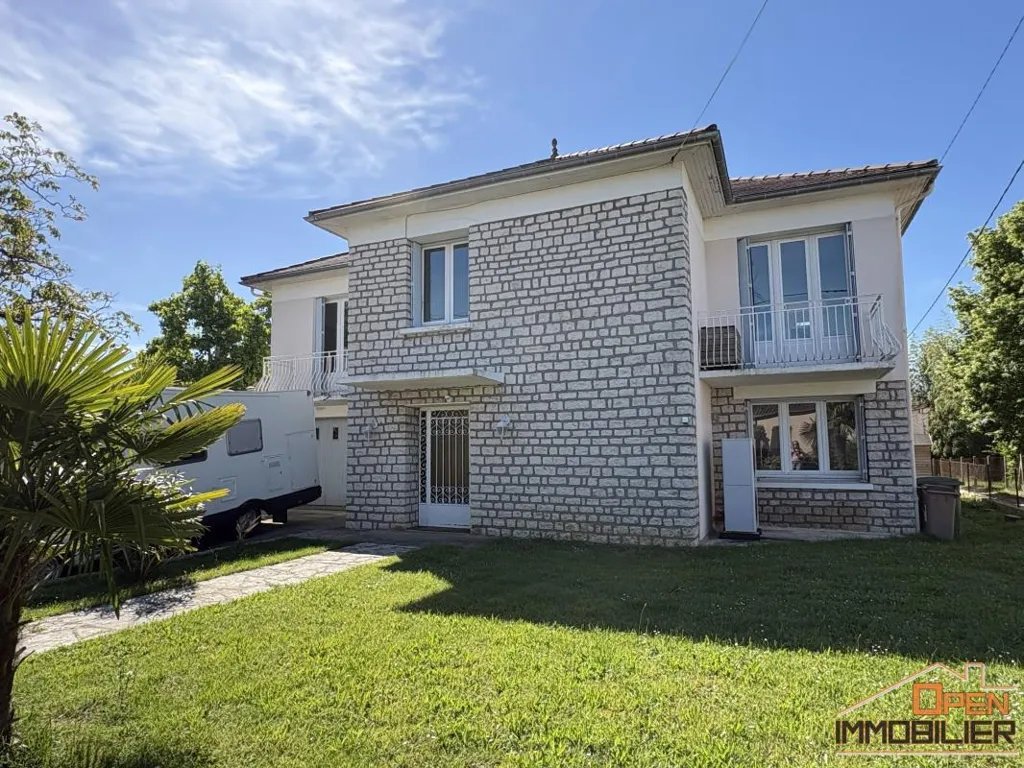 Exterior - House with Pool and Garden in Gourdon