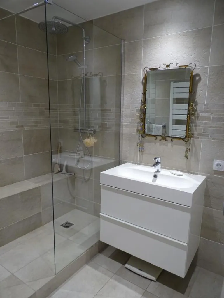 Vannitoad - 2-Bedroom Paris Apartment with Balcony