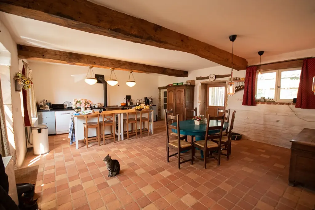 Salle à manger - Propriété Équestre avec Logements Locatifs près de Lyon