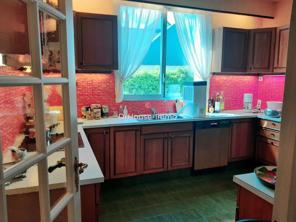 Kitchen - Spacious House with Pool in Ingrandes-sur-Loire