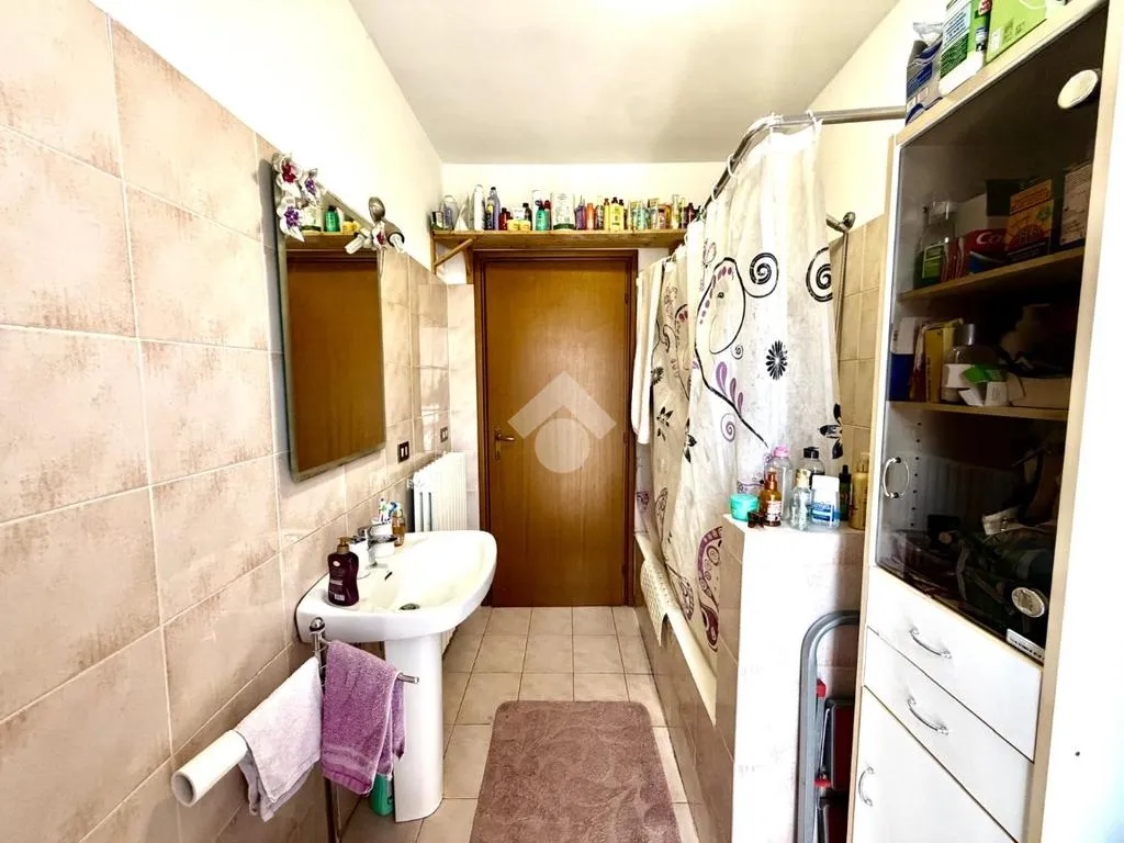 Bagni - Three-bedroom Apartment with Balcony in Brescia