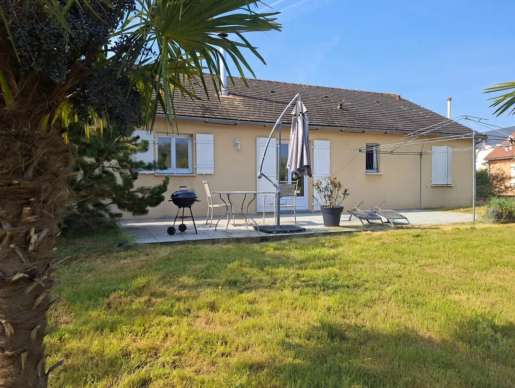 Aed - Spacious Bungalow with Garden in Oyré