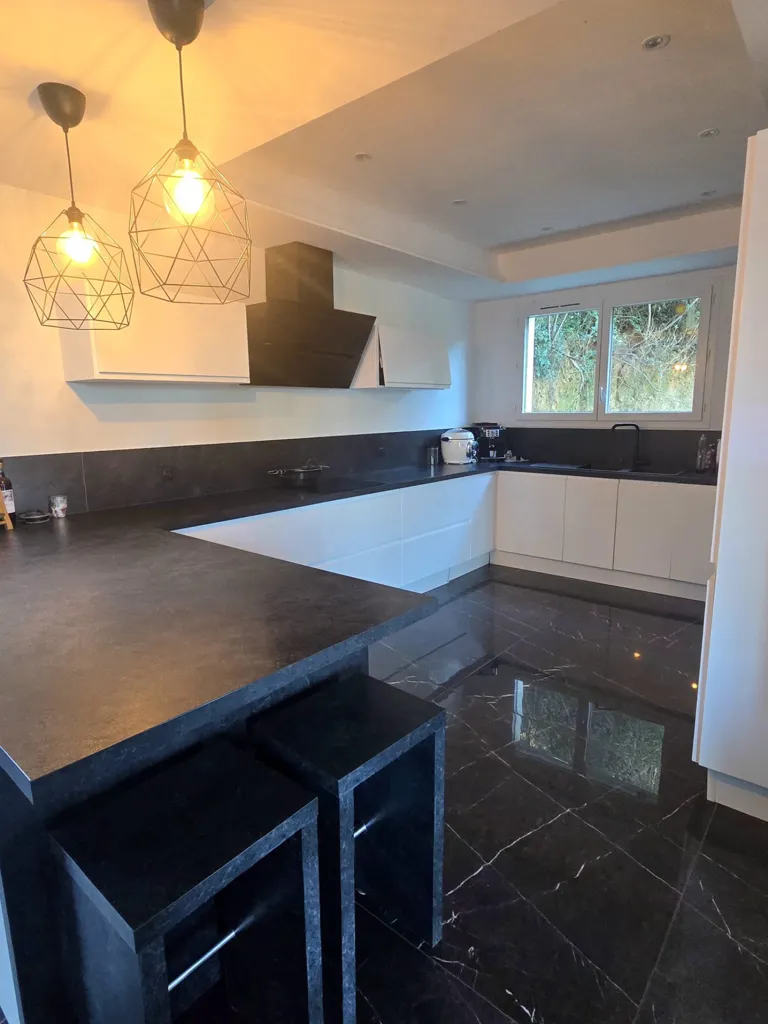 Cuisine - Maison Contemporaine avec Vue Dégagée à Aubagne
