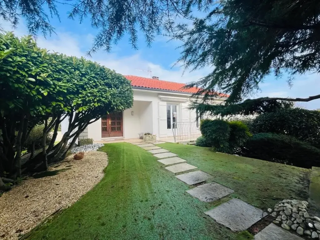 Aed - House with Substantial Basement in La Rochelle