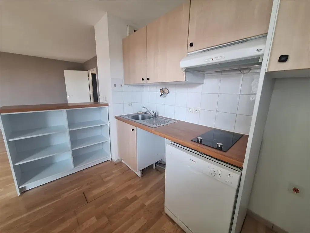 Cucina - 3-Bedroom Apartment with Balcony in Beaumont