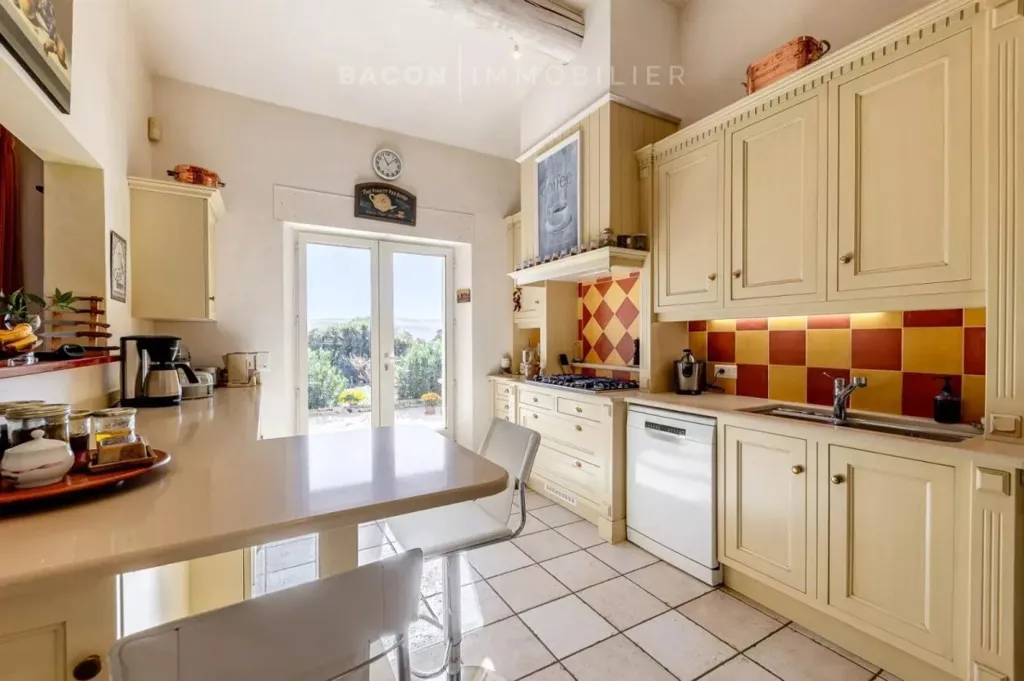 Cuisine - Propriété avec Vue et Piscine près de Saint-Saturnin-lès-Apt