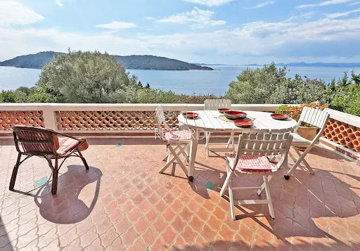 Terrass - Fenced Villa with Sea Views on Ile du Levant