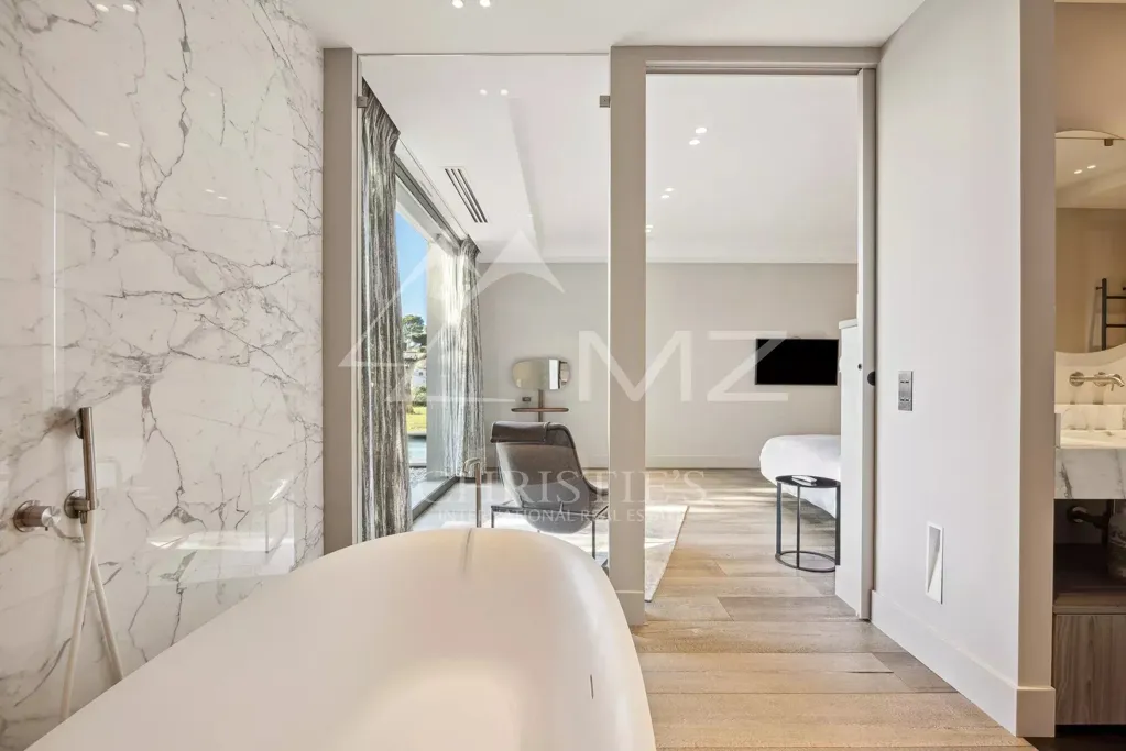 Salles de bain - Villa Contemporaine avec Vue Mer près de Cannes