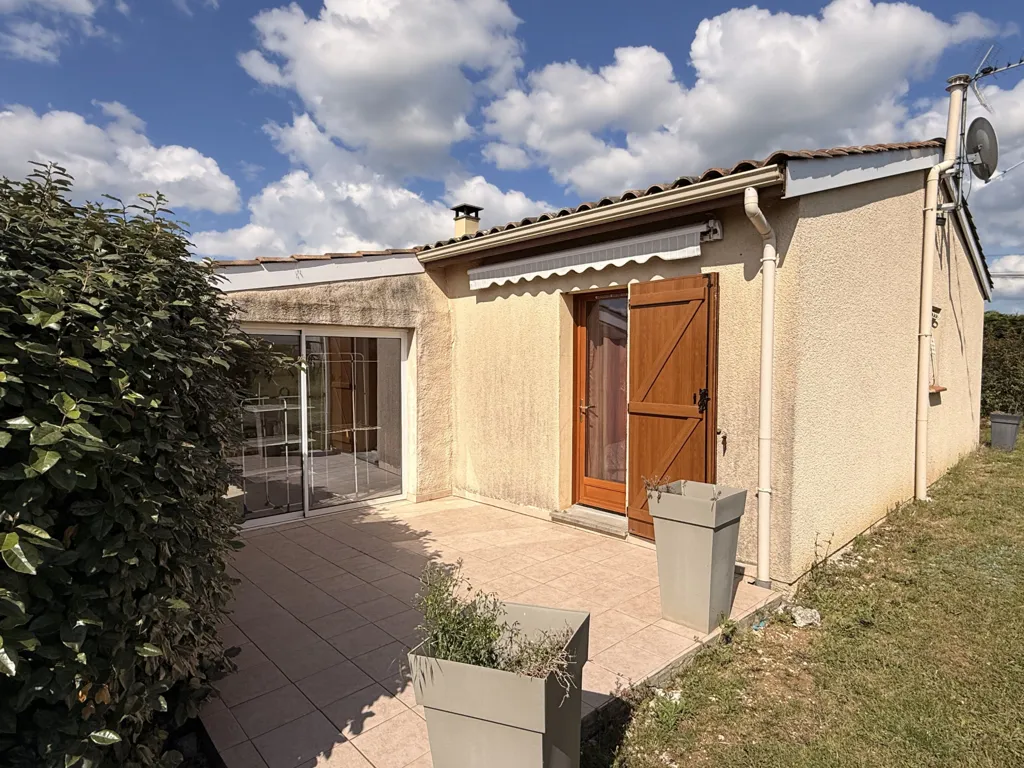 Extérieur - Maison Individuelle avec Grand Terrain Clôturé