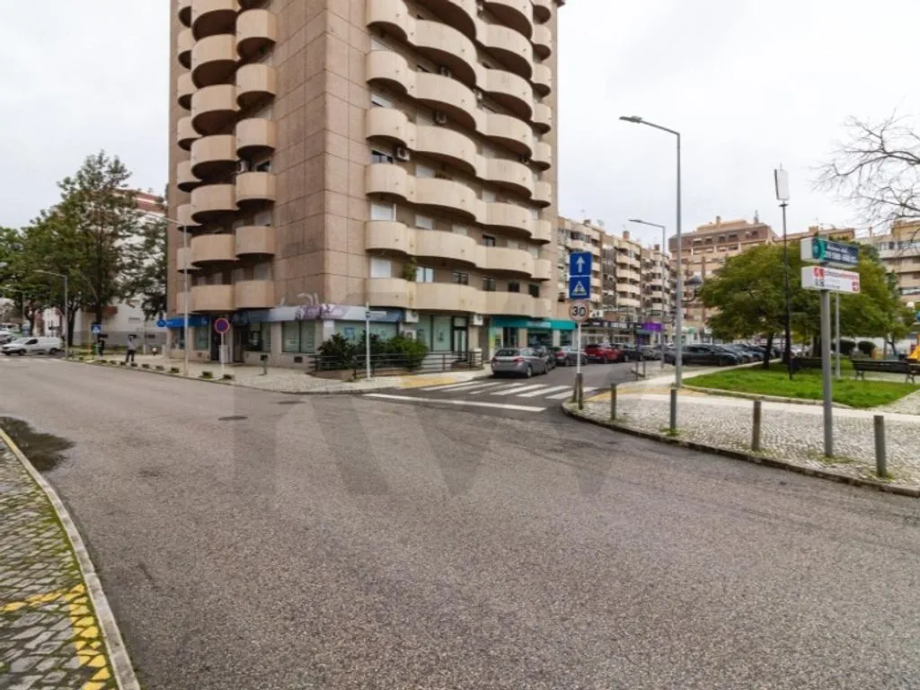 Välivaade - Luxury Apartment with Multiple Balconies in Alverca