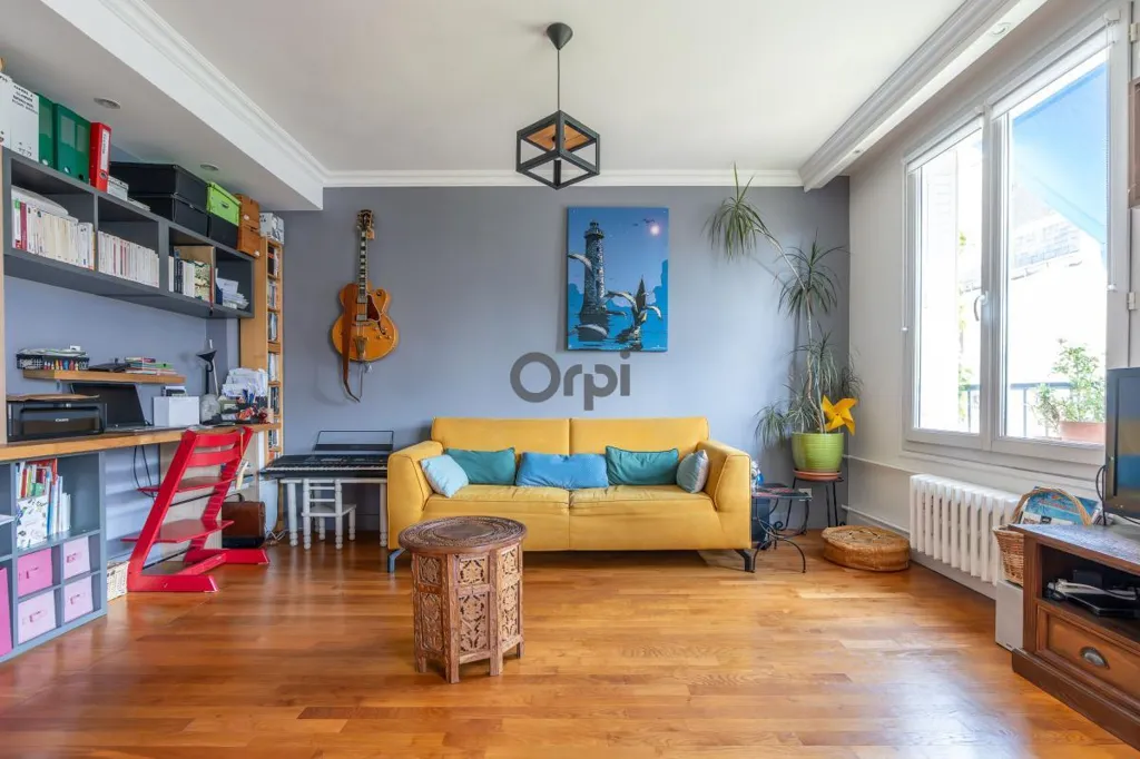 Living Room - 5-Piece Flat with Balcony in Joinville-le-Pont