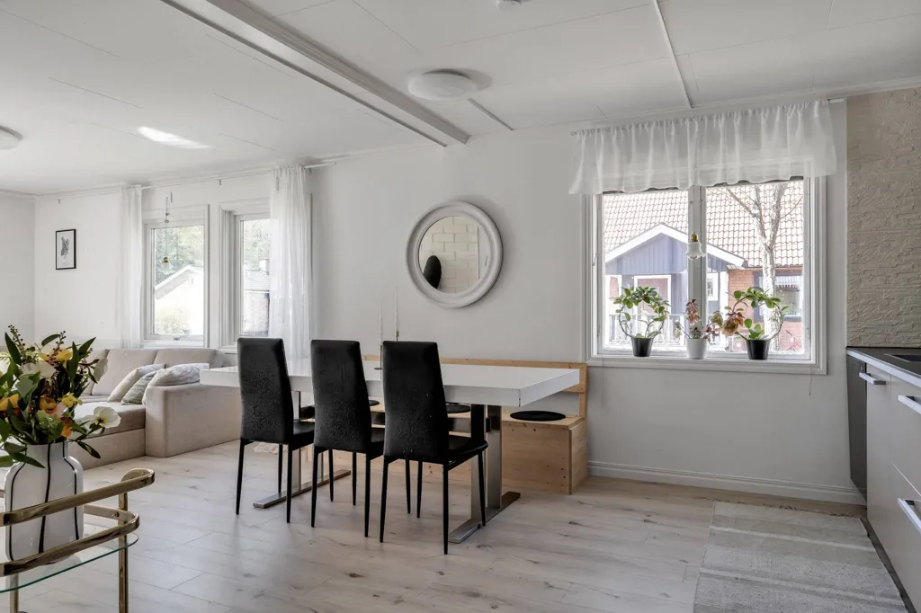 Salle à manger - 1.5-Storey Villa with Corner Plot in Gimo