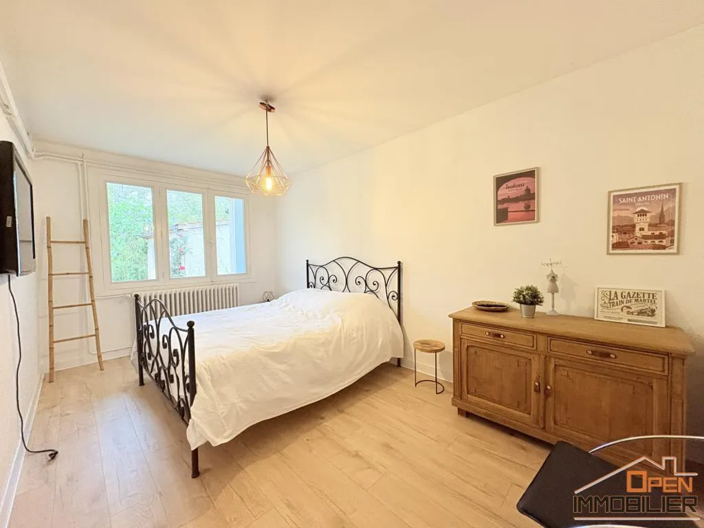 Bedrooms - House with Pool and Garden in Gourdon
