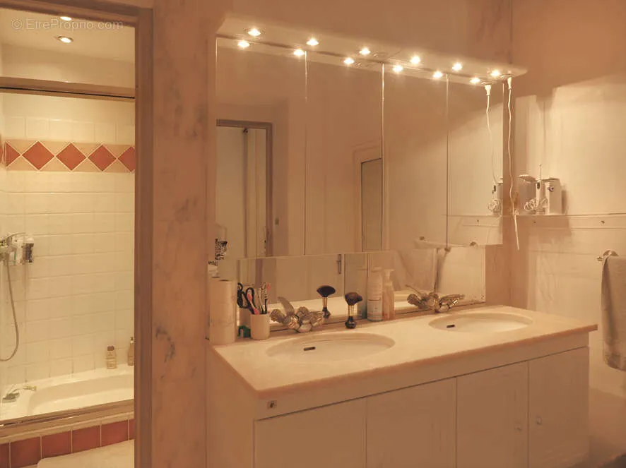 Bathrooms - Terraced Flat with Garden View in APT