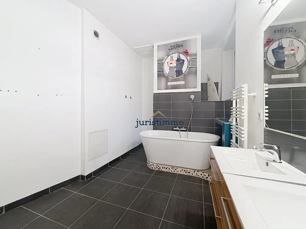 Vannitoad - Haussmannian Apartment with Covered Terrace in Orange