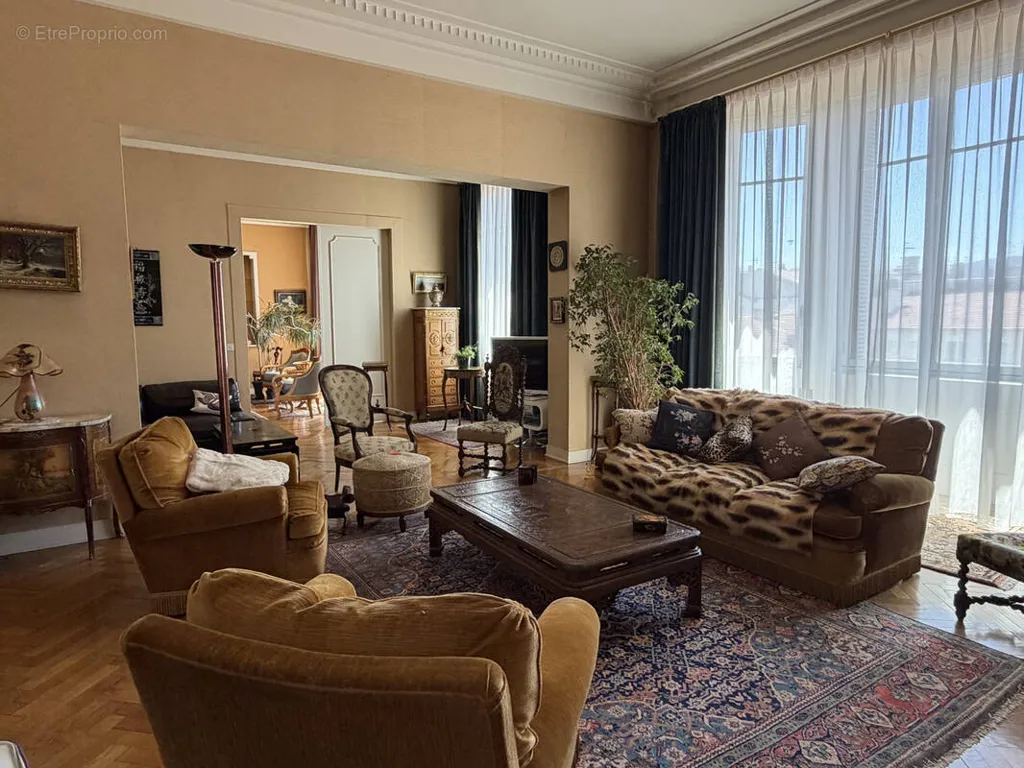 Soggiorno - Art Deco Apartment with Balcony in Saint-Étienne Centre