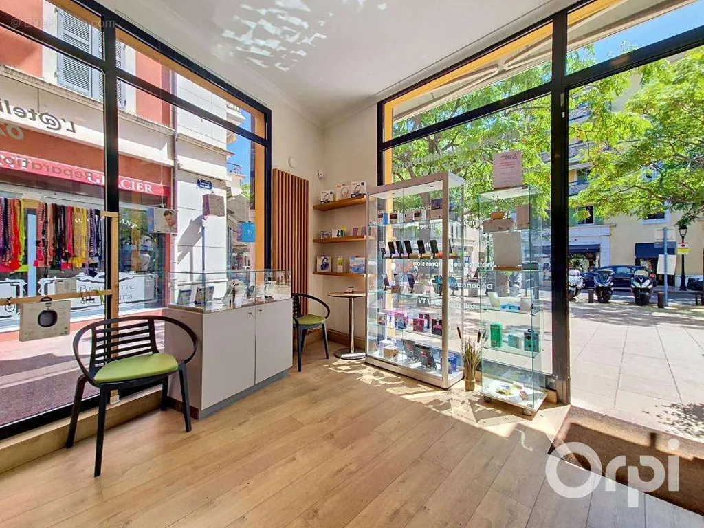 Pièces - Local commercial à Cagnes-Sur-Mer