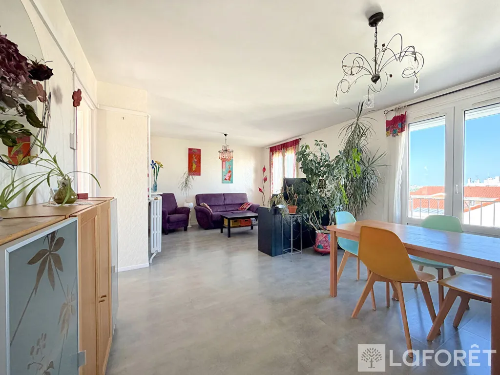 Salle à manger - Appartement avec Vue sur Cathédrale à Reims