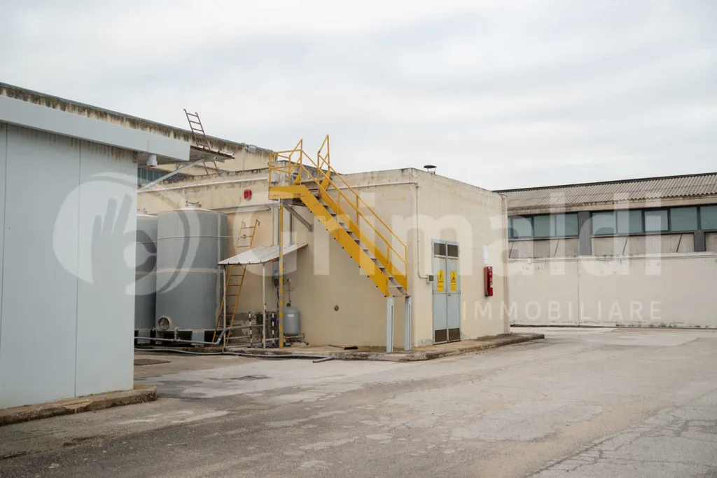 Pesuköök - Warehouse with Office Space in Barletta