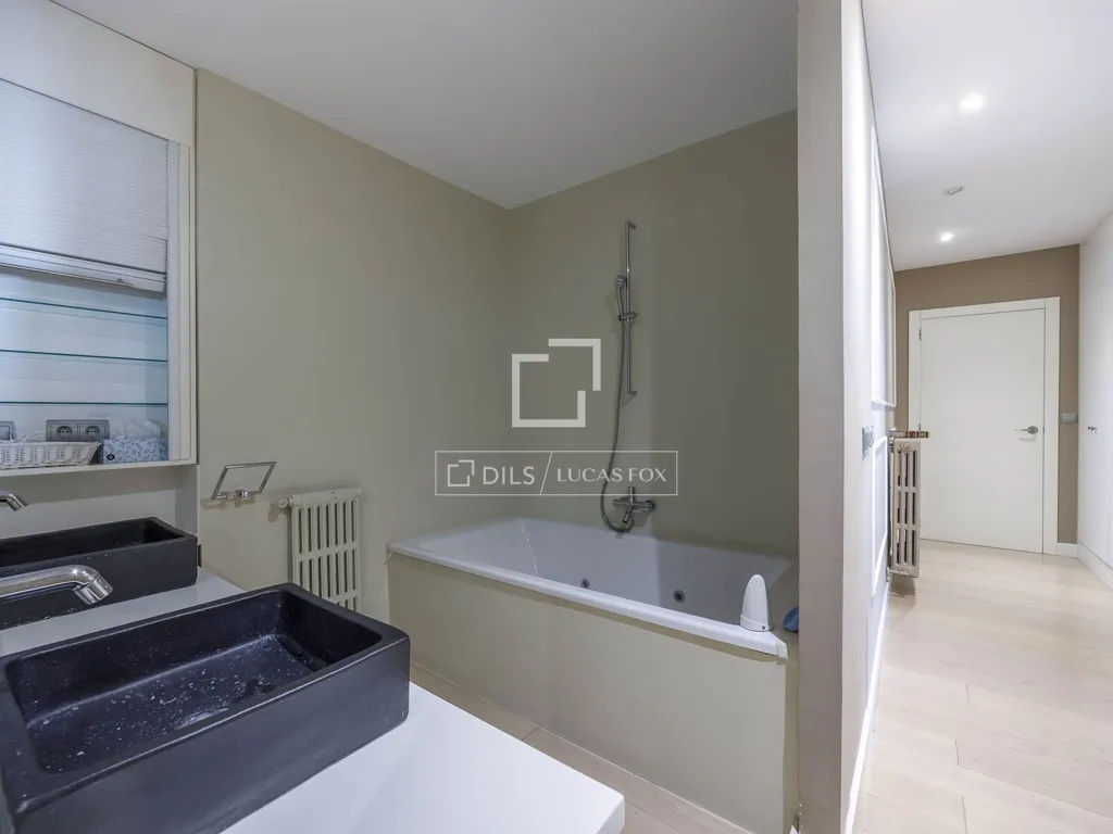 Bathrooms - Refurbished Apartment with Terrace in Valencia