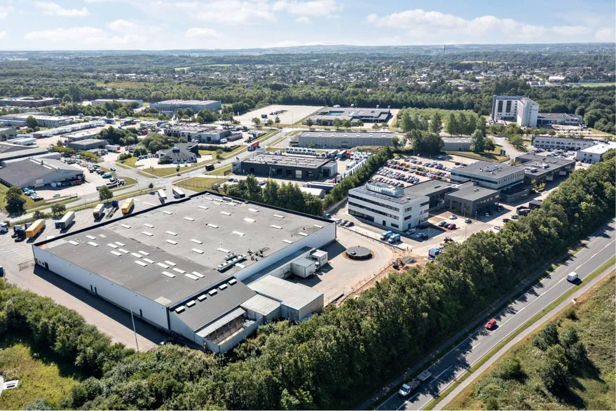 Õhuvaade - Warehouse with Solar Panels near E20/E45