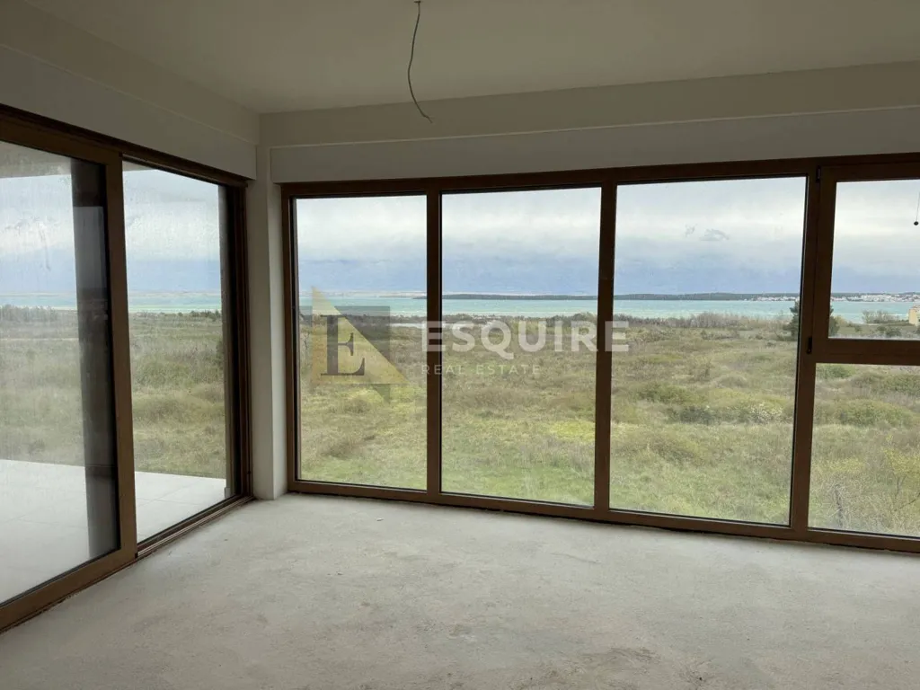 Pièces - Luxury Penthouse with Sea View in Nin