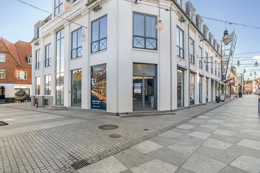 Välivaade - Corner Retail Unit with Division Potential in Holstebro