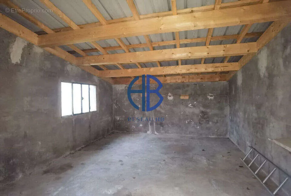 Toad - Buildable Plot with Garage in Saint-Laurent-du-Pont