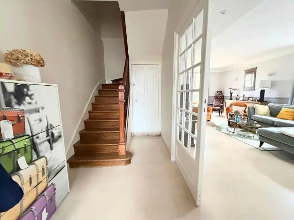 Esik - Historic House with Garden in Chantilly