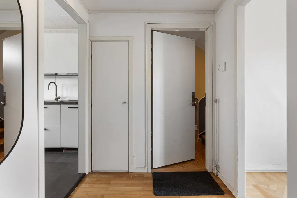 Entrée - Renovated Two-Bedroom Flat with West View in Surte