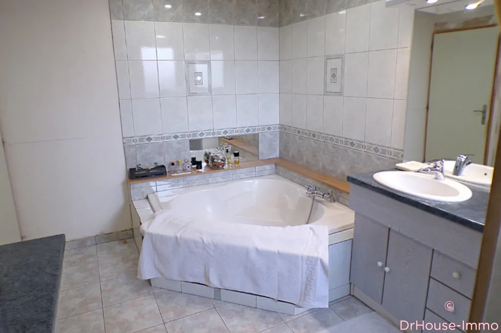 Salles de bain - Appartement RDC avec Piscine à Savouges