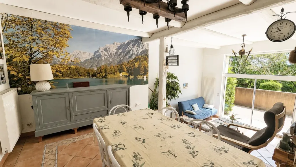 Dining Room - 8-Piece House with Pool in Mérindol