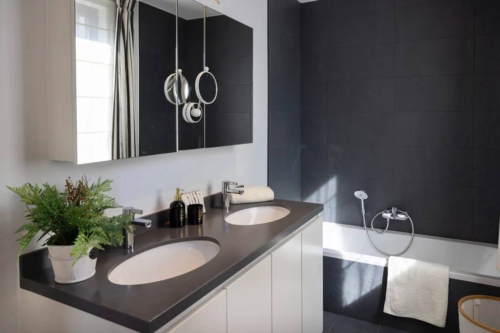 Bathrooms - Duplex Apartment with Rooftop Garden in Antwerp