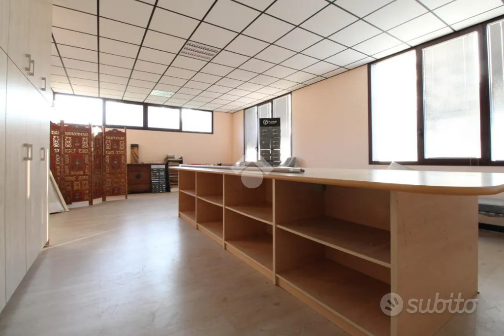 Bureau - Warehouse with Office Space in Madone