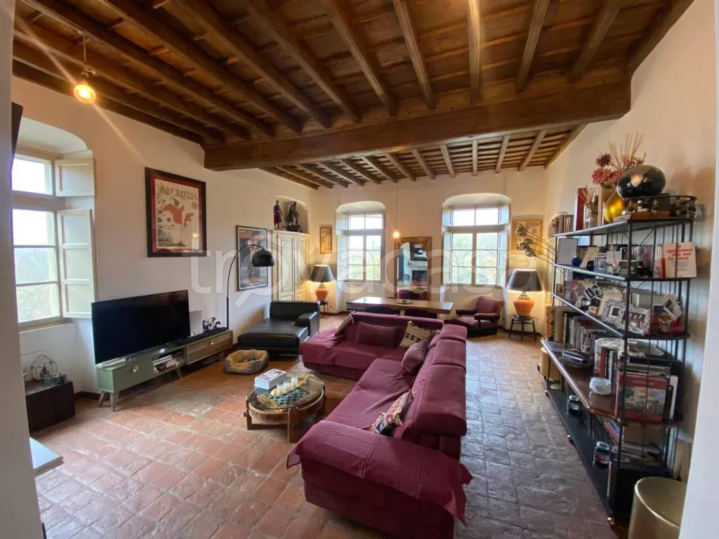 Living Room - Rustic Villa-Style Apartment with Garden in Moncalieri