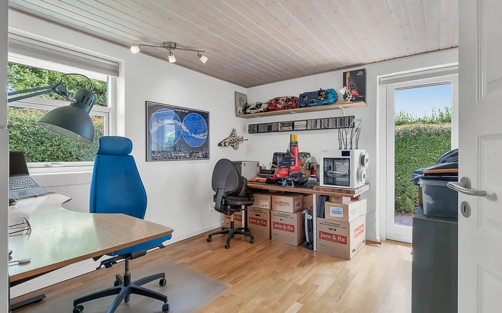 Kabinet - Spacious Villa with Garden in Skæring